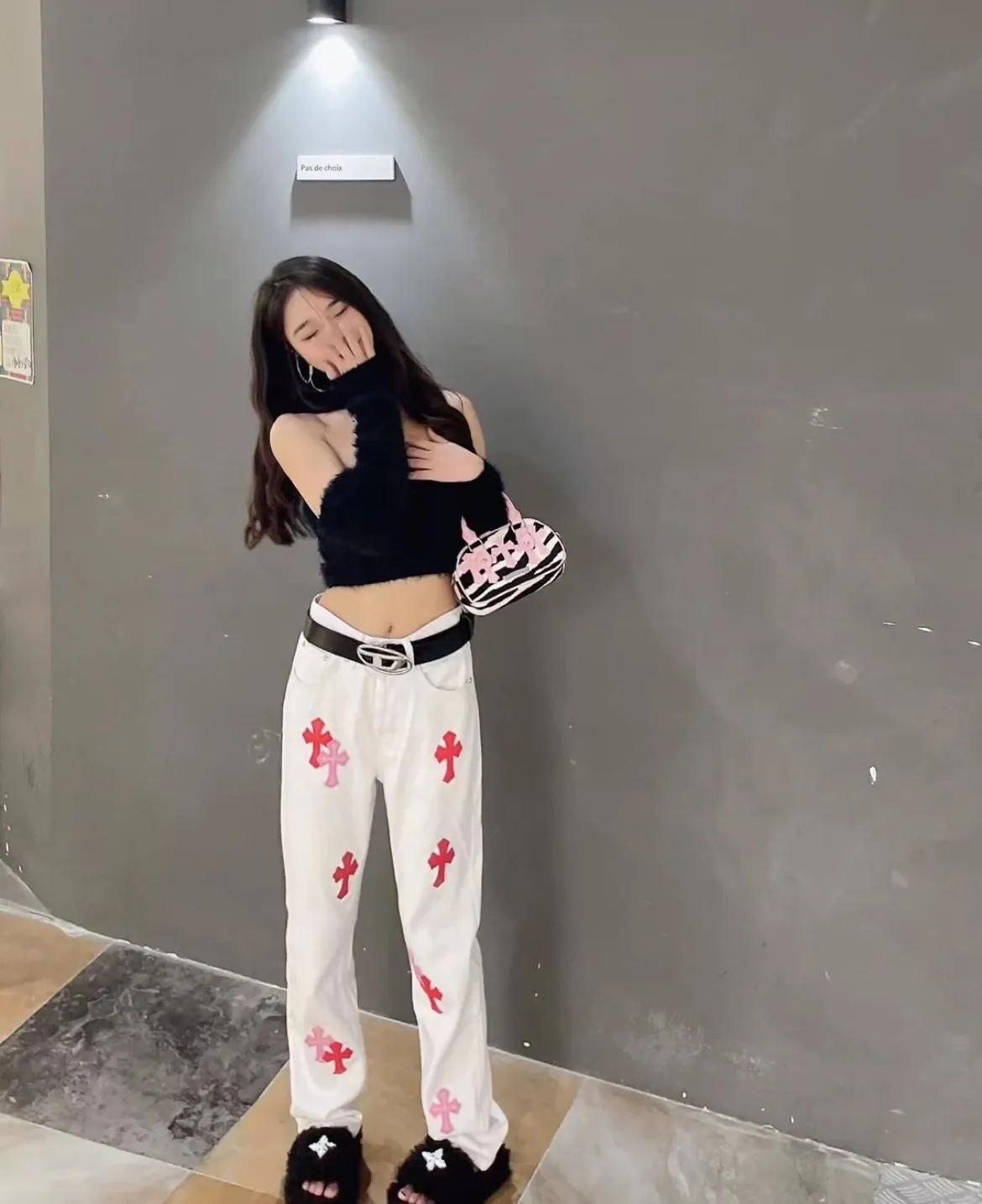 P210 [Next day] Chrome Heart Cross patchwork leather jeans Top heavy washing process Calfskin laser cut cross Distressed silver hardware Straight version slimming the upper body High-end quality distinguishes the market currency Color: White patchwork Size: S M L XL Detailed sizes can be found in picture 9